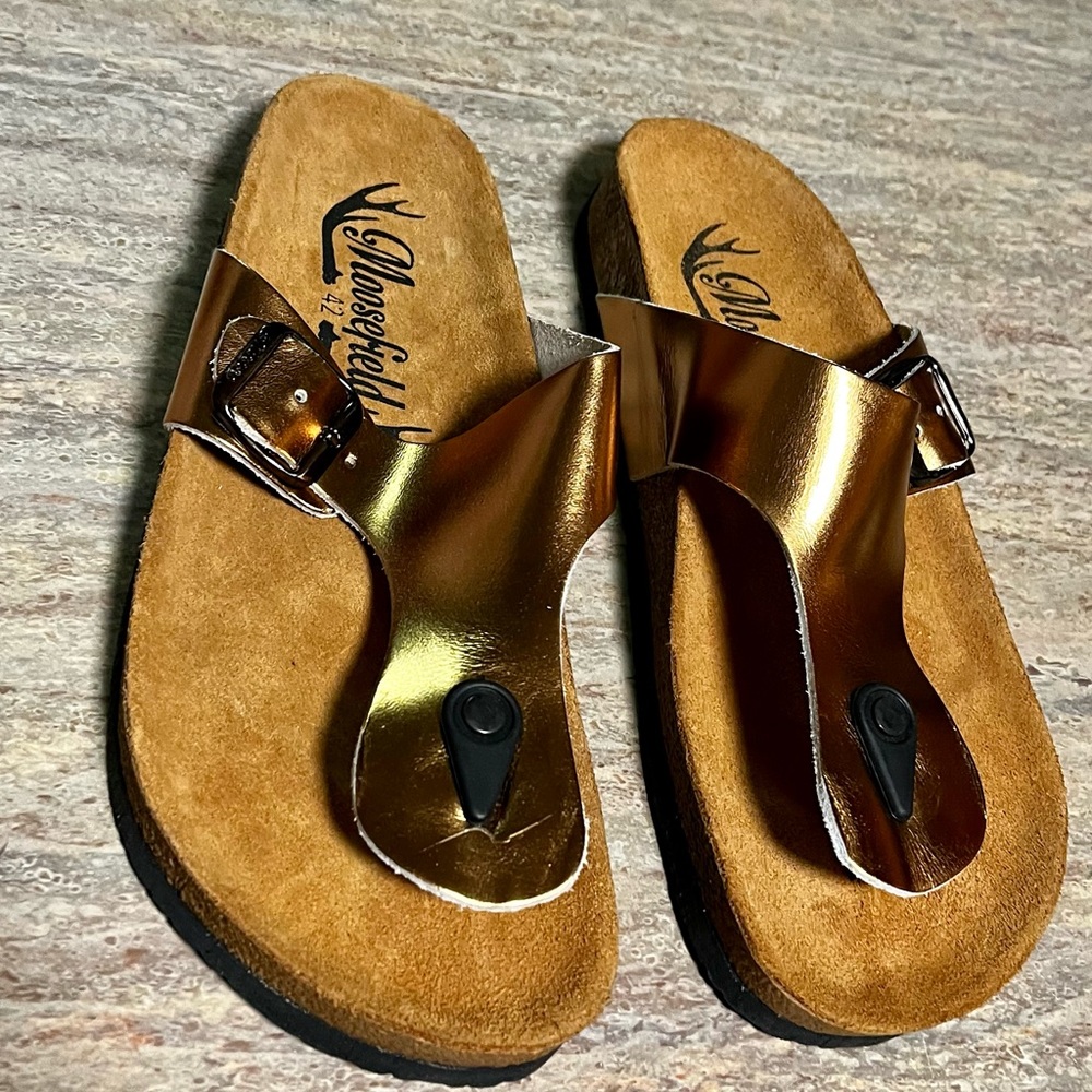 NWOB Moosefield platform metallic gold thong sandals
